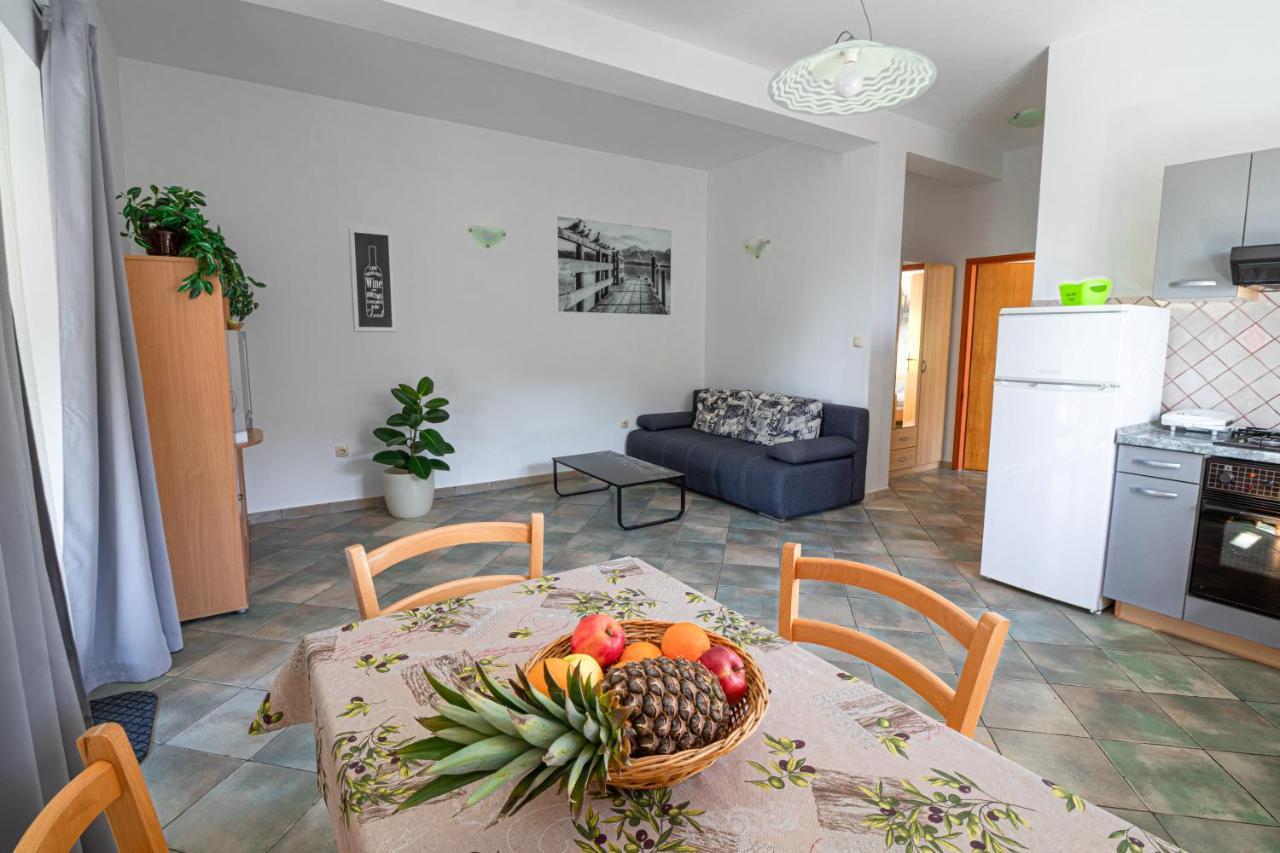 Apartments Sandra Kornić Eksteriør bilde