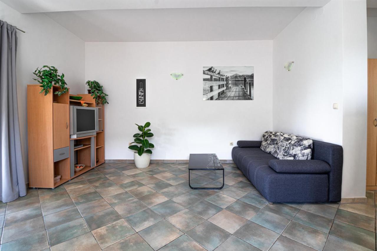Apartments Sandra Kornić Eksteriør bilde